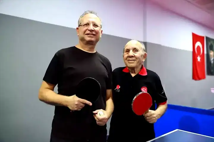 87 Yaşındaki Baba ve Oğlu Masa Tenisiyle Formda