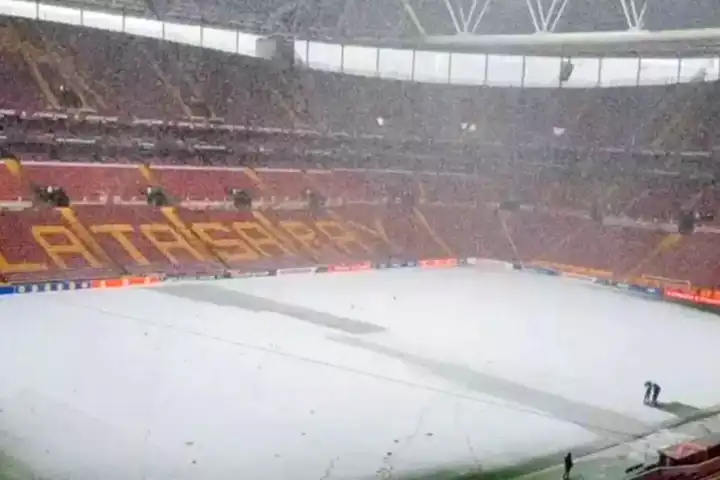 Galatasaray-AZ Alkmaar Maçı Öncesi Zemin Tartışması!