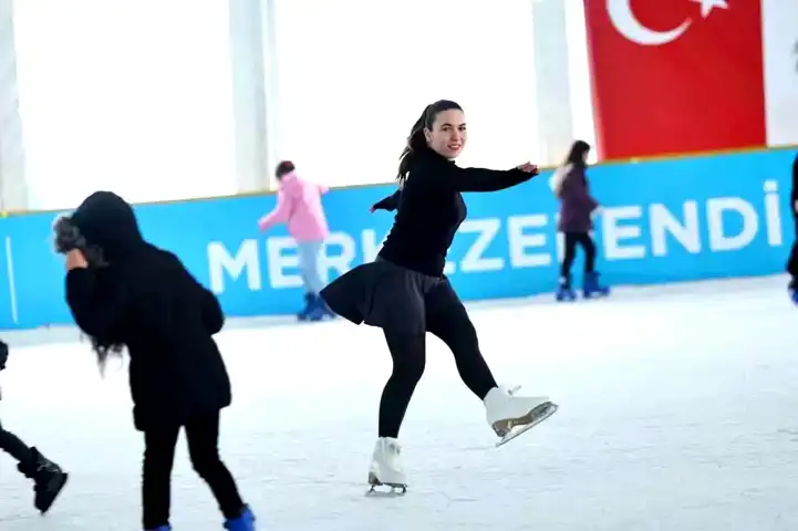 Merkezefendi'de Buz Pateni Pisti'ne Yoğun İlgi!
